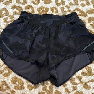 Black camo- Lululemon Hotty hot shorts 2.5